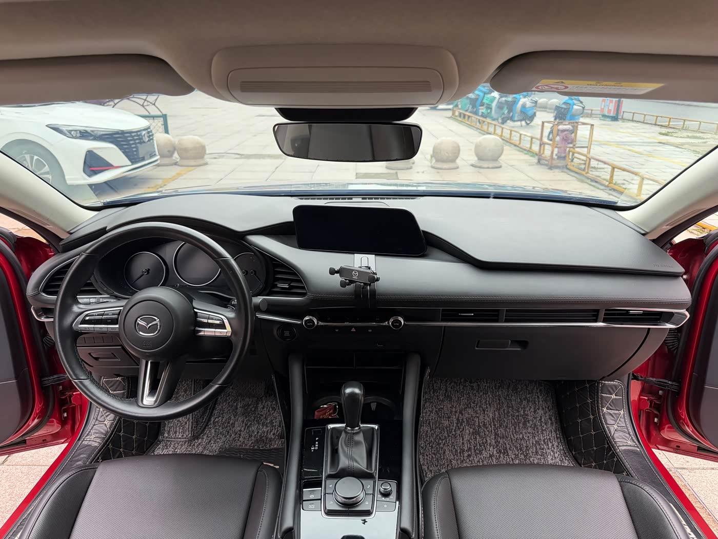 Mazda Mazda3 Axela 2.0 л 2021 г. красный/фиолетовый, пробег 40000 км