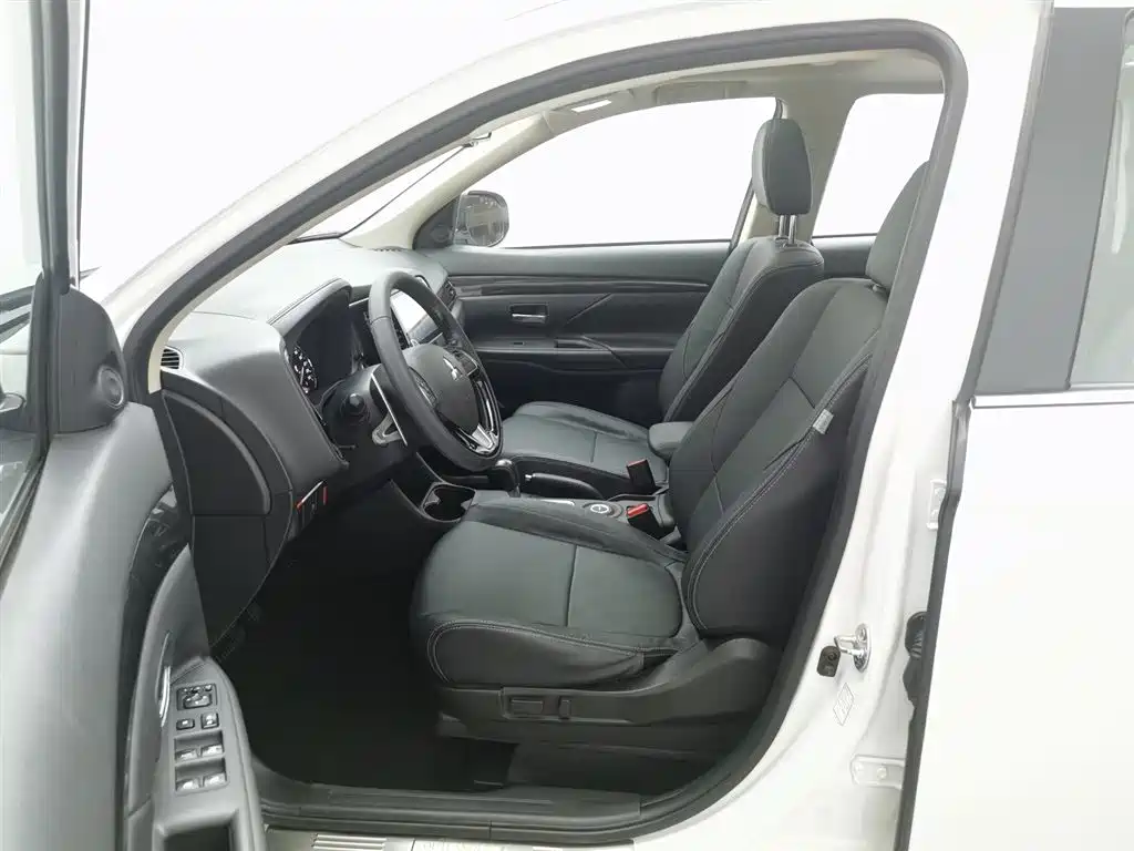Mitsubishi Outlander 2016 2.4L Luxury 7 мест