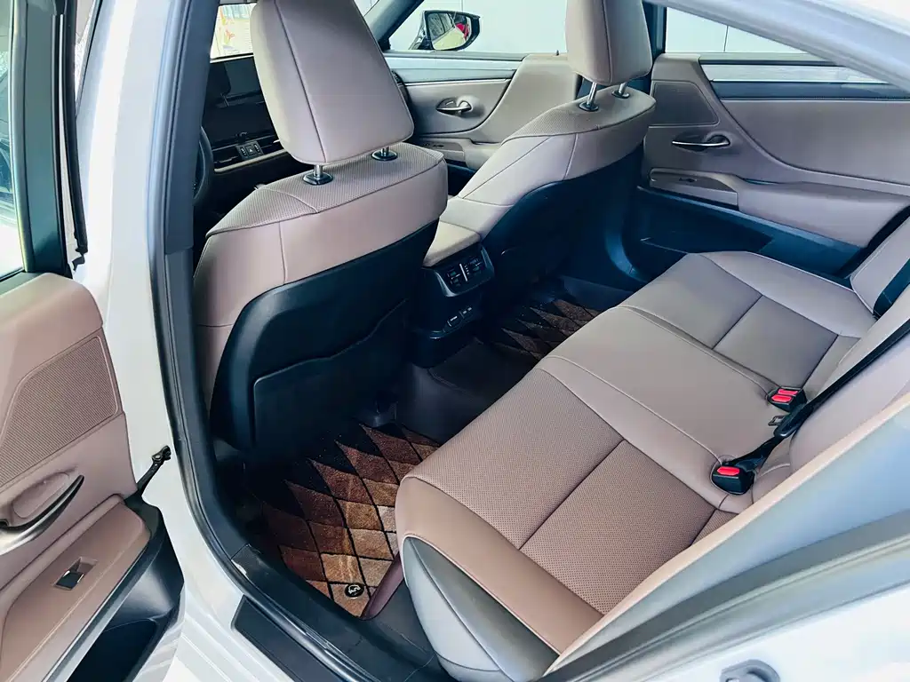 Lexus ES — миниатюра 10