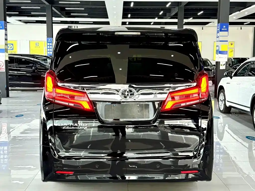Toyota Alphard — миниатюра 9