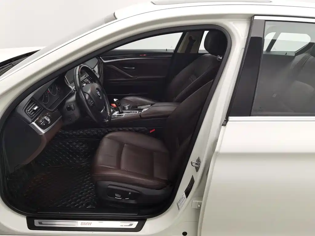 BMW 5 Series — миниатюра 10