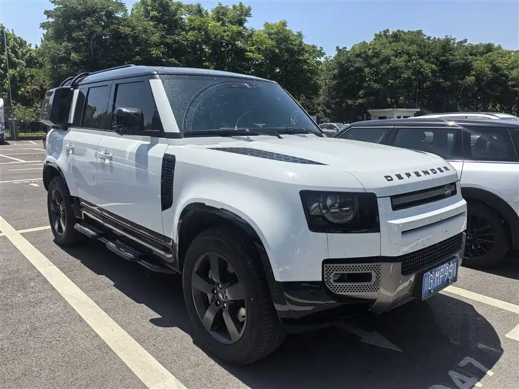 Land Rover Defender 2024