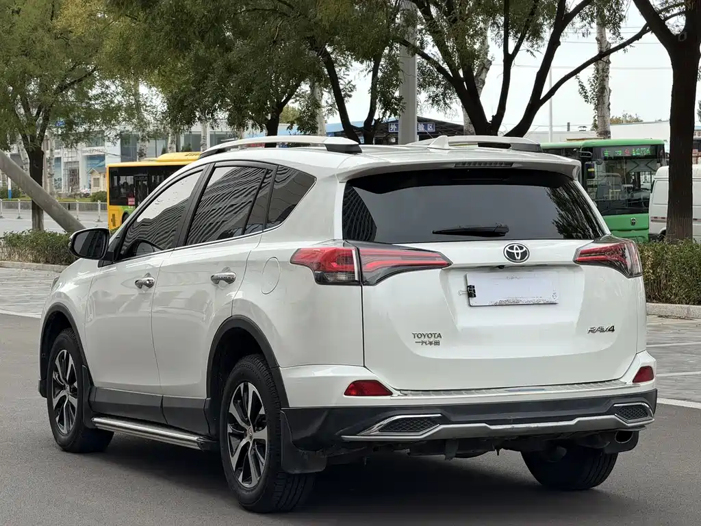 Toyota RAV4 — миниатюра 4