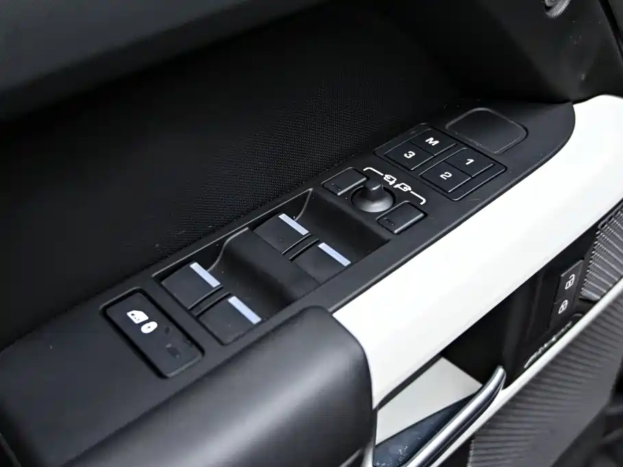 Land Rover Defender — миниатюра 24