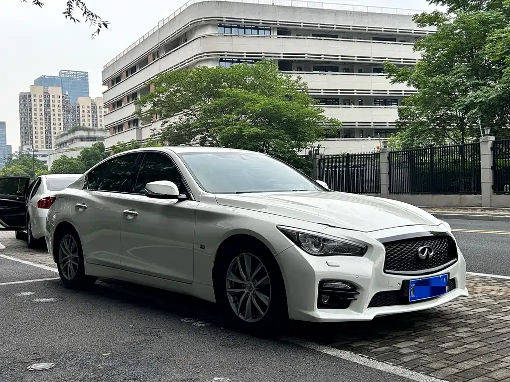 Infiniti Q50 2014 3.7L Comfort