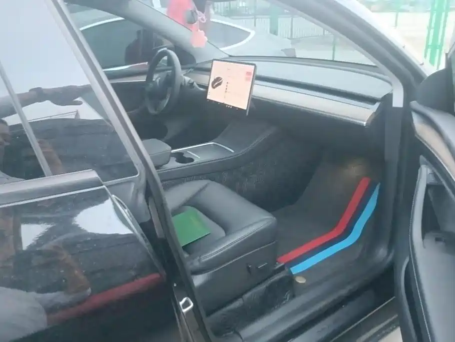 Tesla Model Y — миниатюра 8