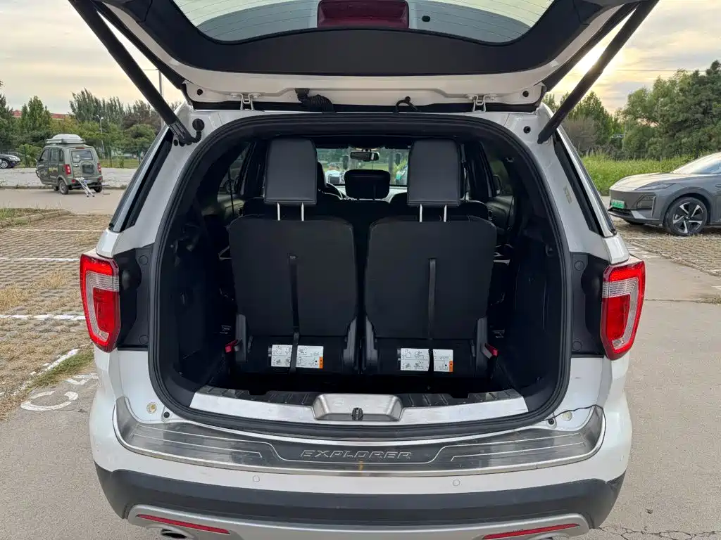 Ford Explorer (Import) — миниатюра 8