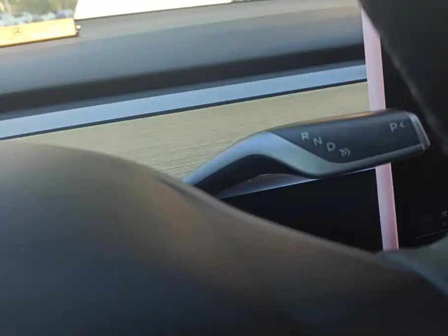 Tesla Model Y — миниатюра 16