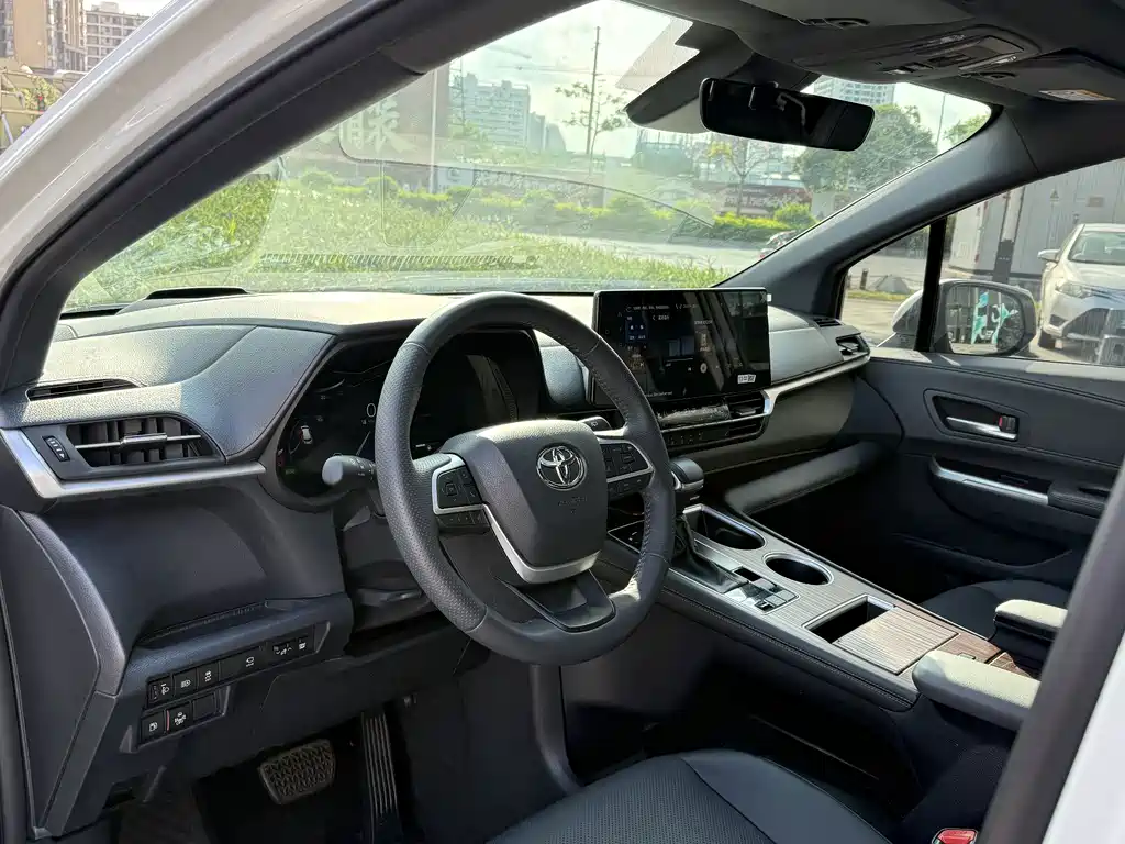 Toyota Granvia — миниатюра 14