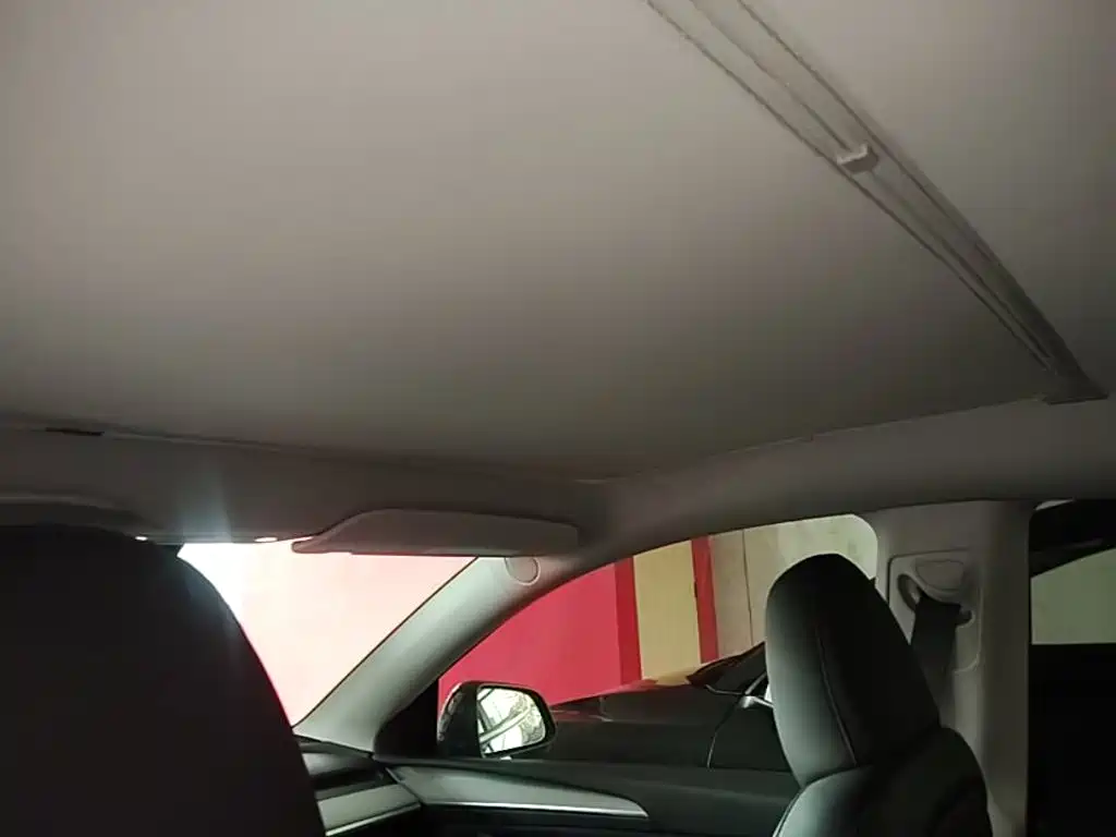 Tesla Model Y — миниатюра 18