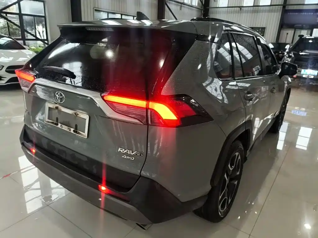 Toyota RAV4 — миниатюра 7