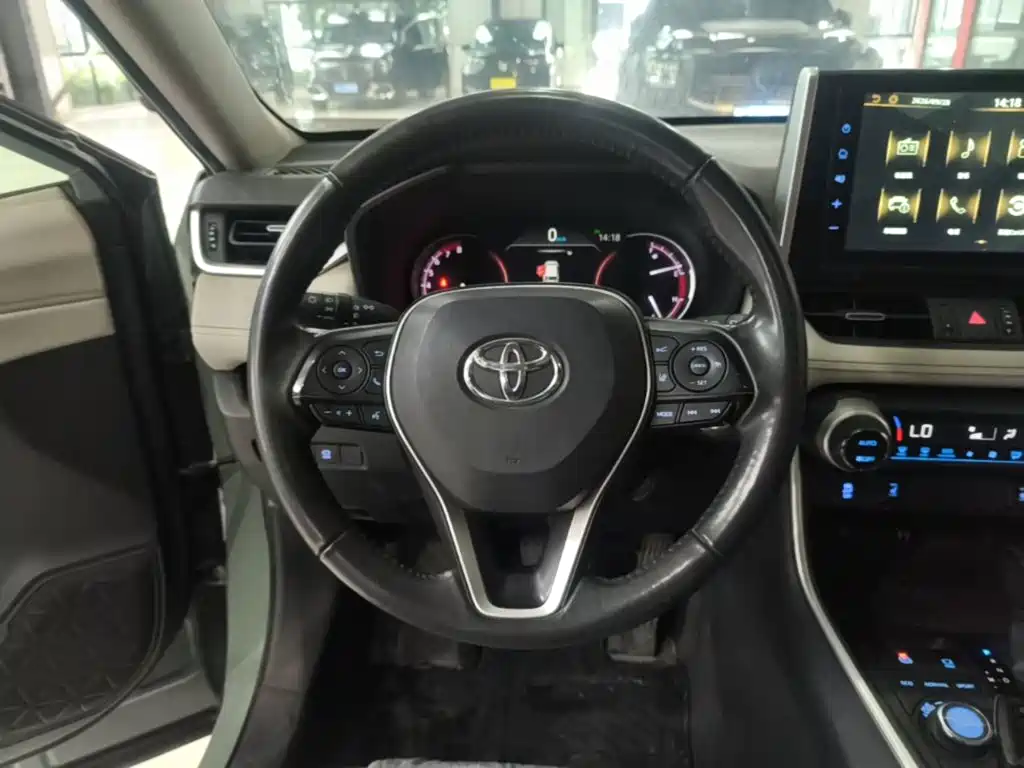 Toyota RAV4 — миниатюра 11