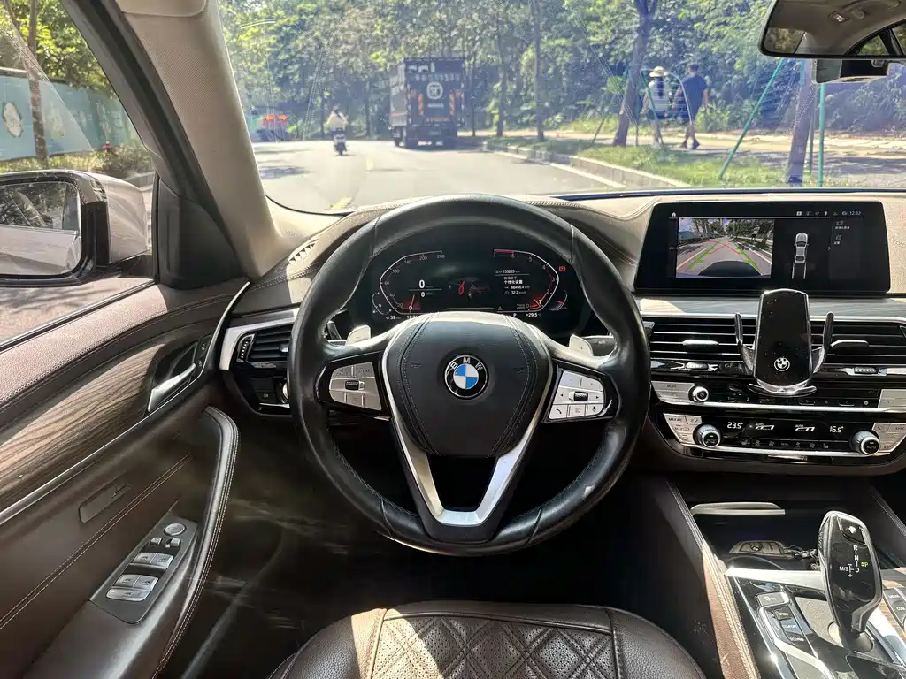BMW 5 Series — миниатюра 4