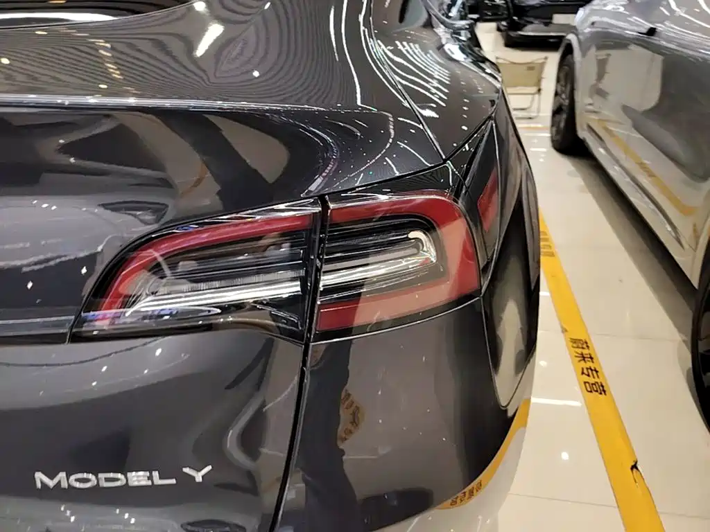 Tesla Model Y — миниатюра 8
