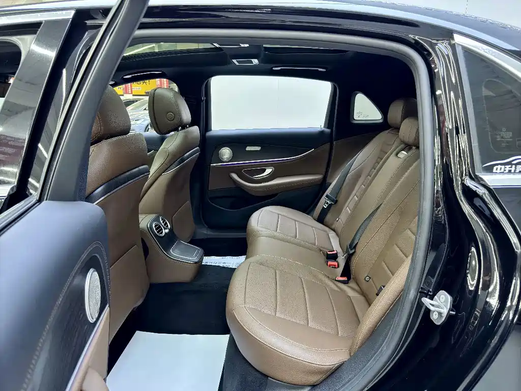 Mercedes-Benz E-Class — миниатюра 8