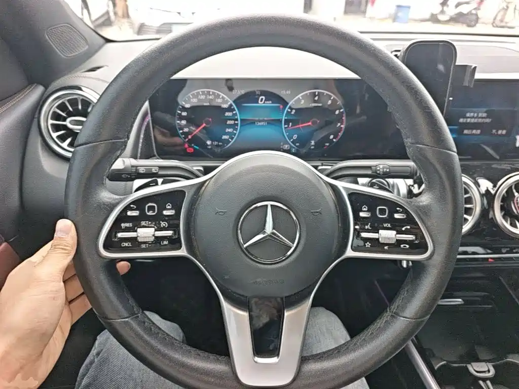 Mercedes-Benz GLB — миниатюра 11