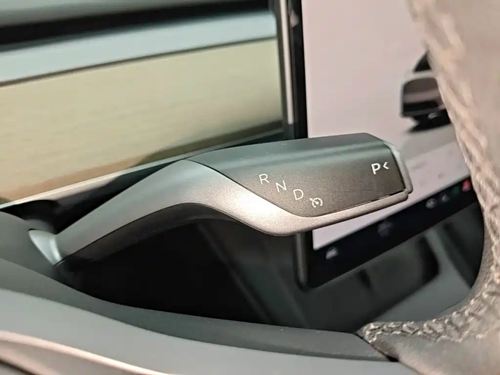 Tesla Model Y — миниатюра 14