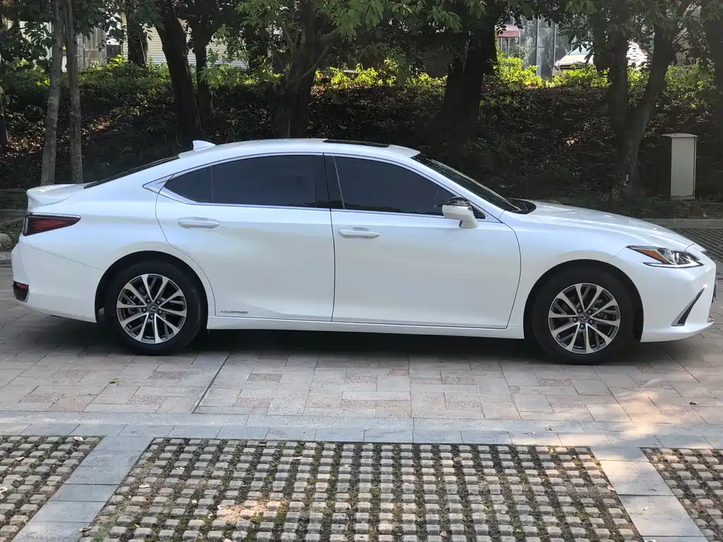Lexus ES 2021 300h