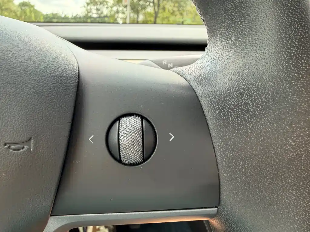 Tesla Model Y — миниатюра 13