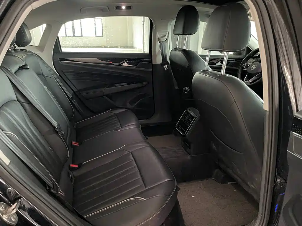 Volkswagen Passat PHEV — миниатюра 10