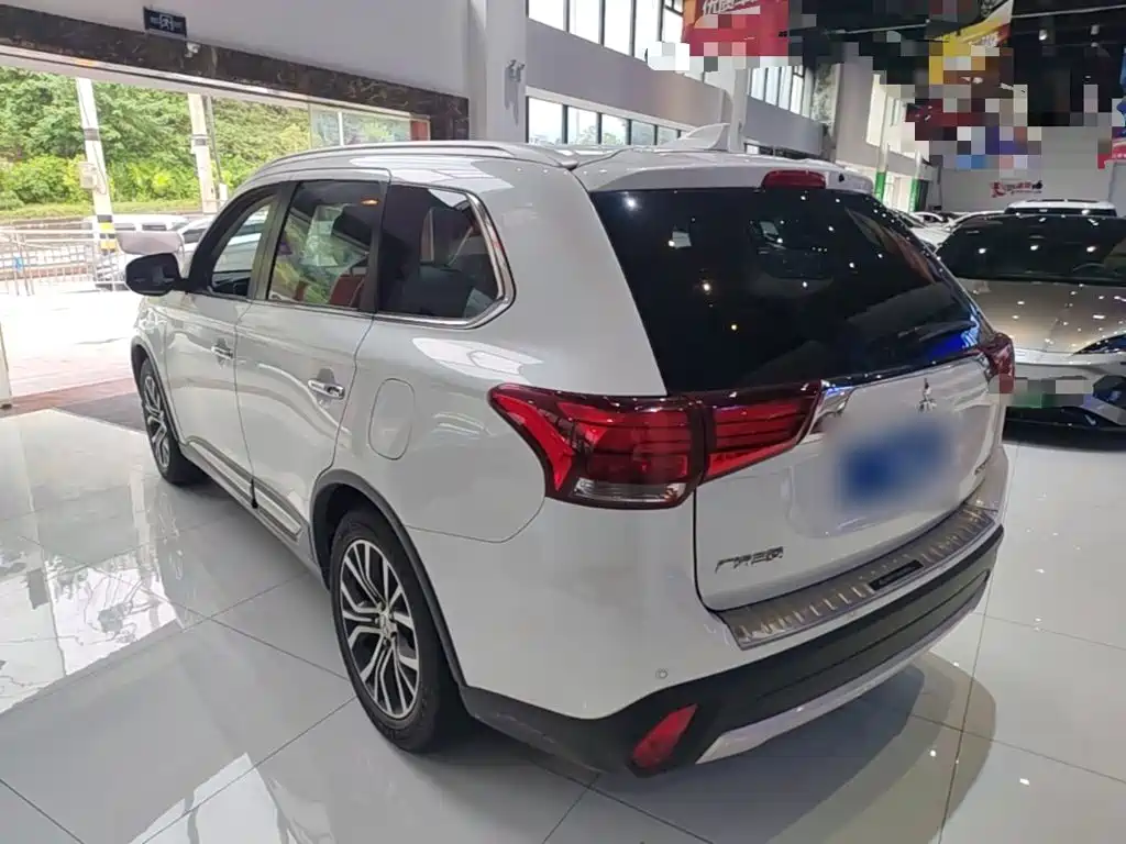 Mitsubishi Outlander — миниатюра 5