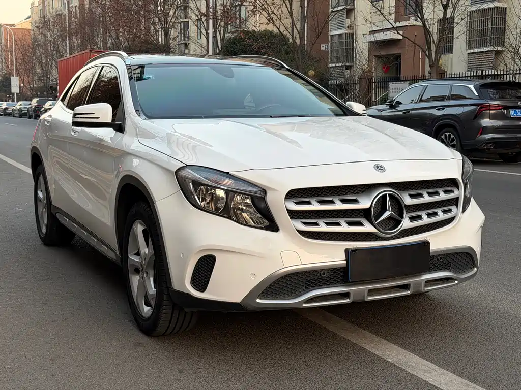 MERCEDES-BENZ GLA