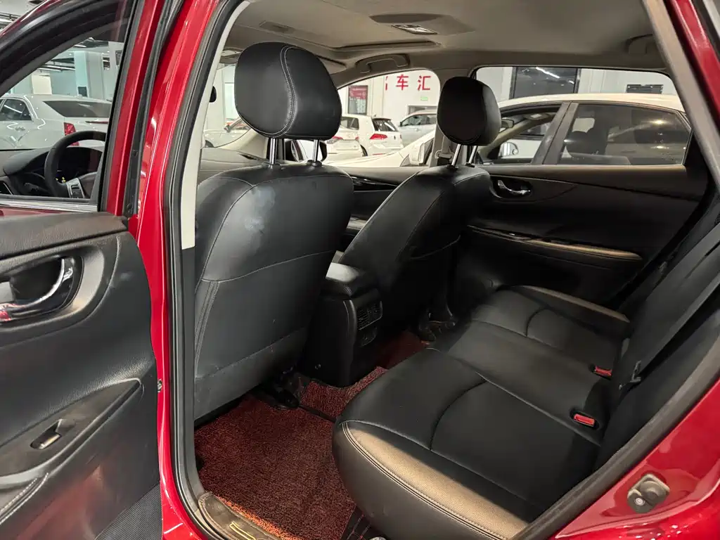 Nissan Tiida — миниатюра 8