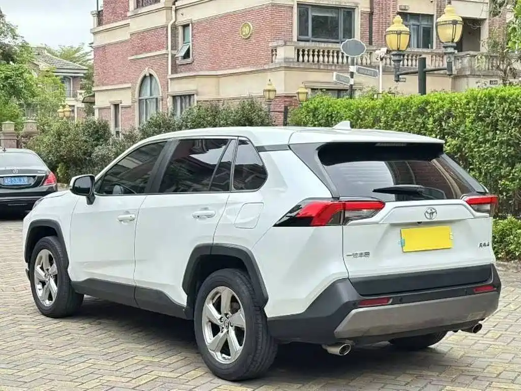 Toyota RAV4 — миниатюра 6