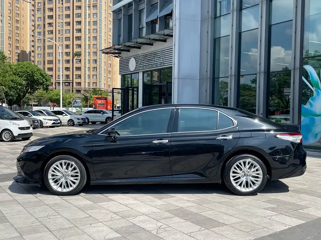 Toyota Camry — миниатюра 3