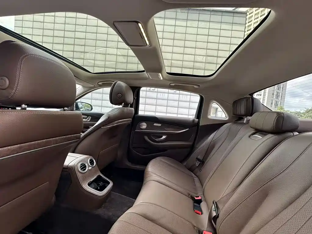 Mercedes-Benz E-Class — миниатюра 17