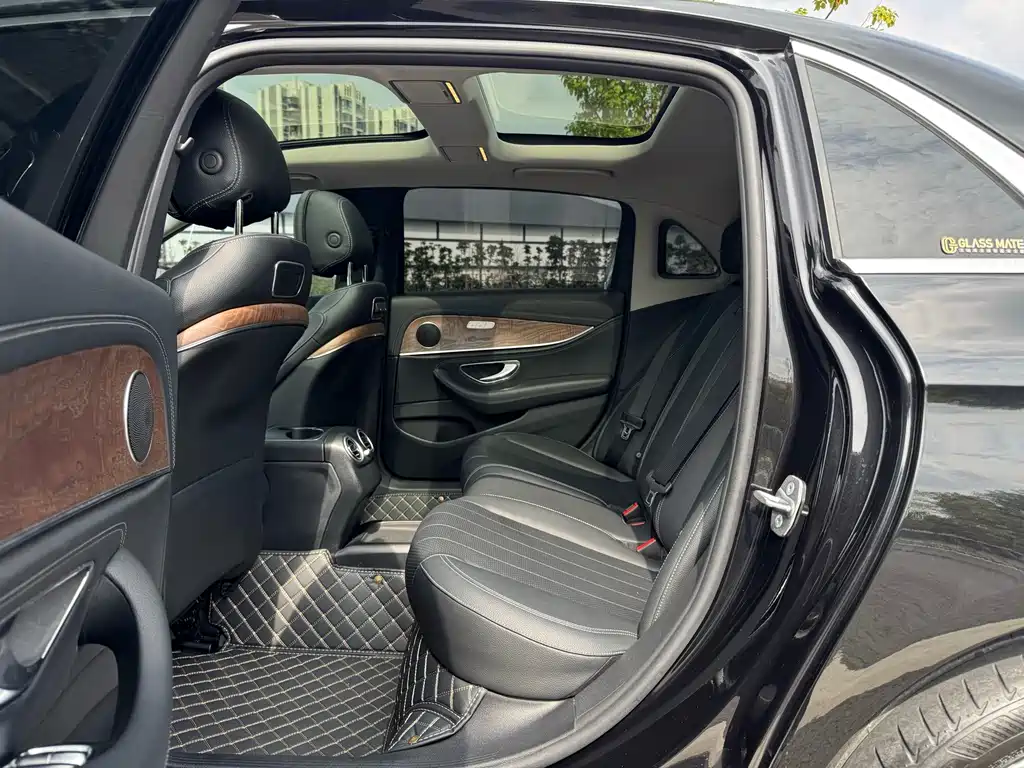Mercedes-Benz E-Class — миниатюра 12