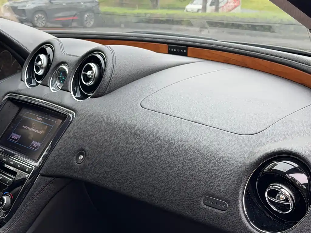 Jaguar XJ — миниатюра 25