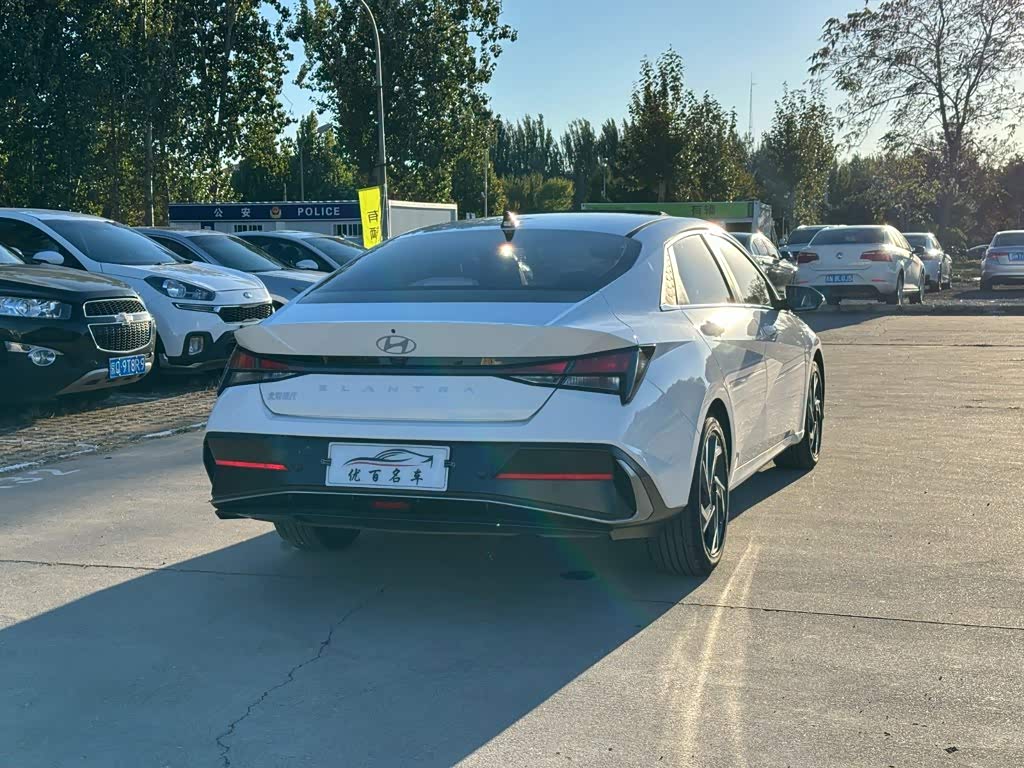 Hyundai Elantra 1.5 л 2025 г. Белый, пробег 3000 км