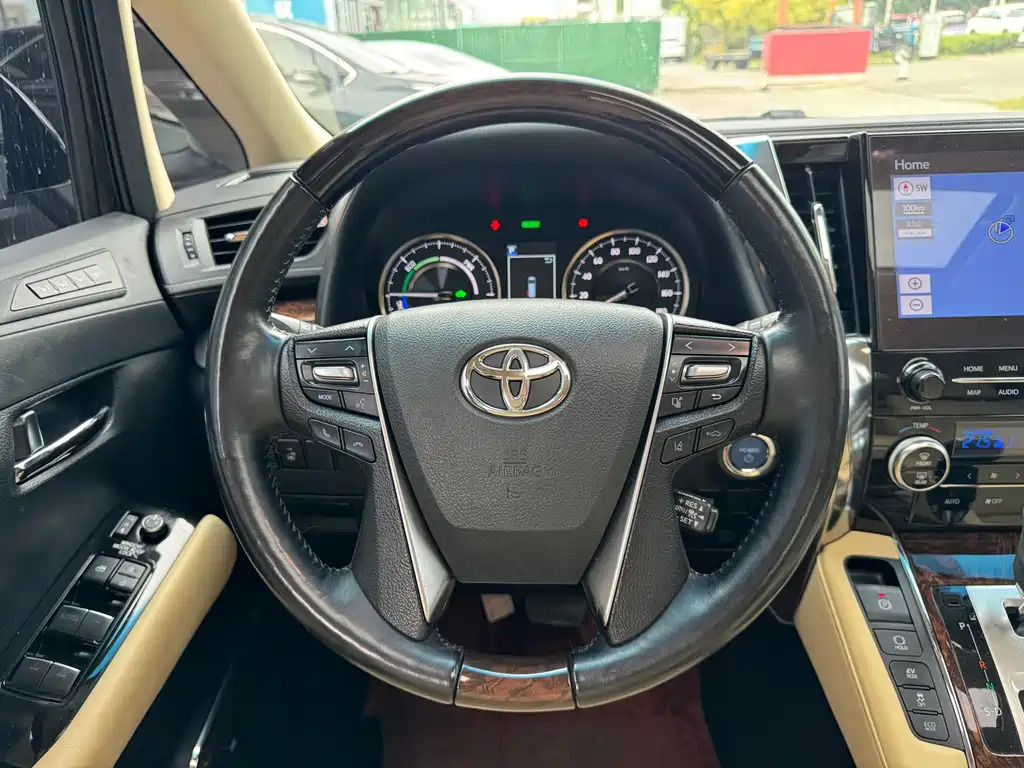 Toyota Alphard — миниатюра 5