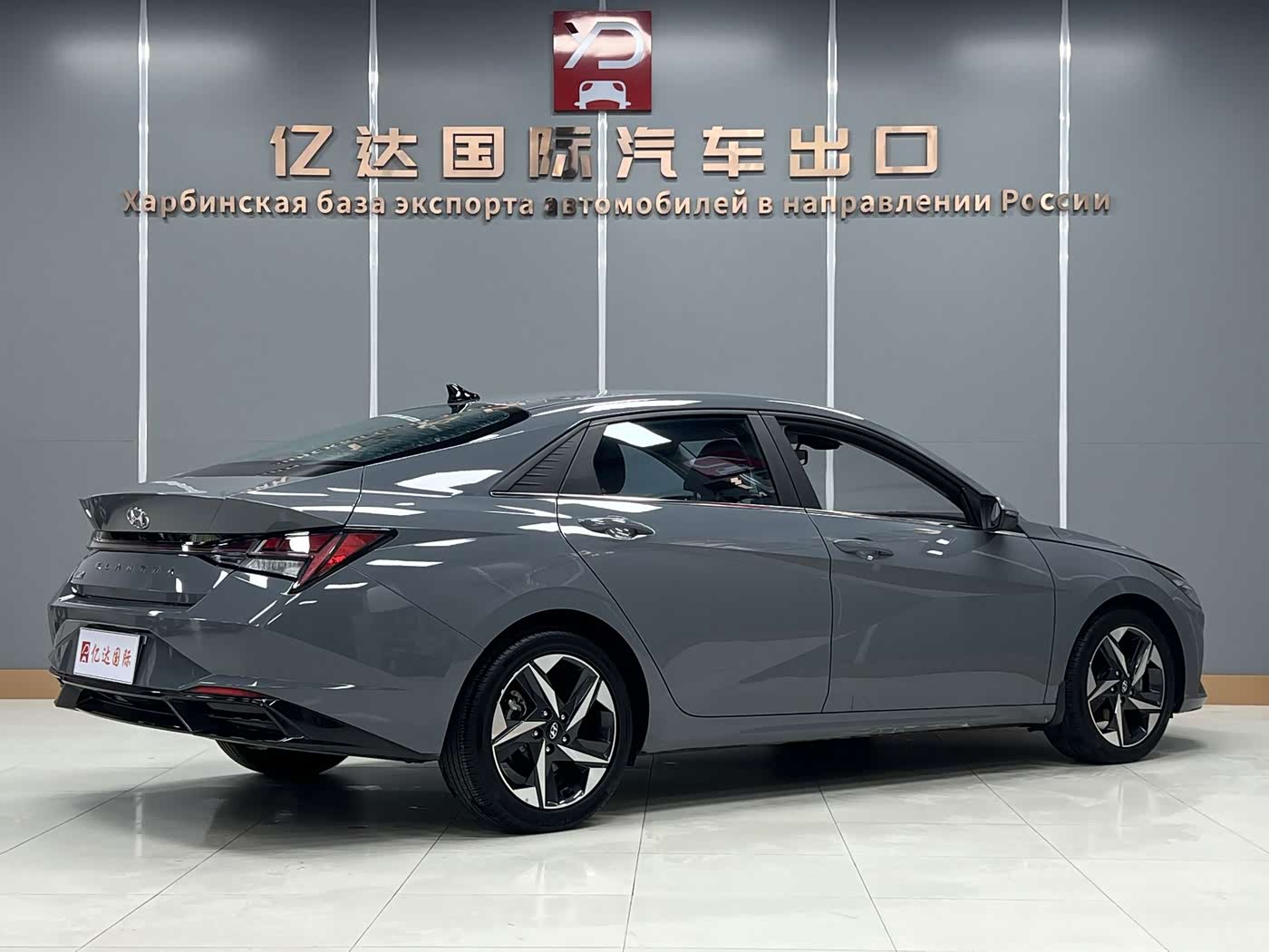 Hyundai Elantra 1.5 л 2022 г. Серебристо-серый, пробег 20000 км