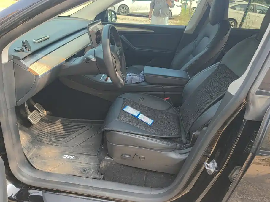 Tesla Model Y — миниатюра 9