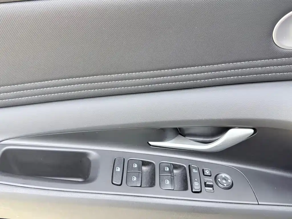 Hyundai Elantra — миниатюра 10