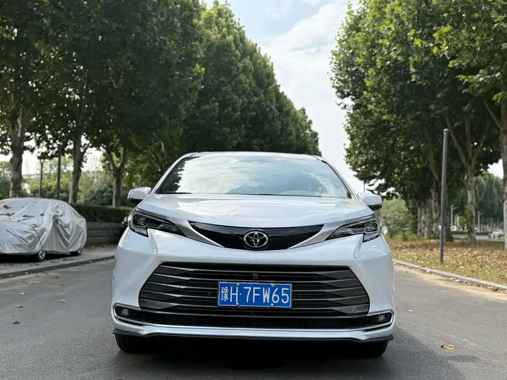Toyota Sienna — миниатюра 2