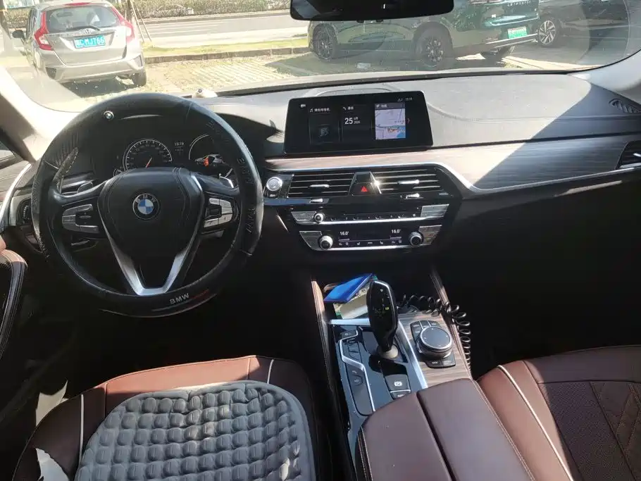 BMW 5 Series — миниатюра 12