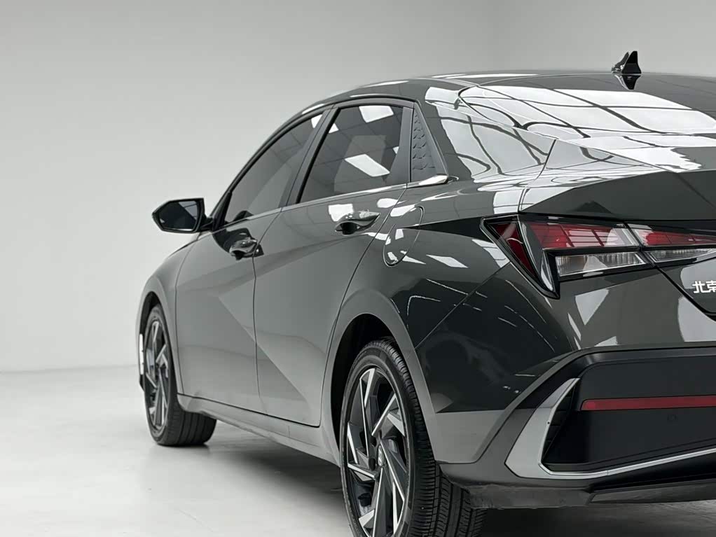 Hyundai Elantra 1.5 л 2023 г. Серебристо-серый, пробег 18000 км
