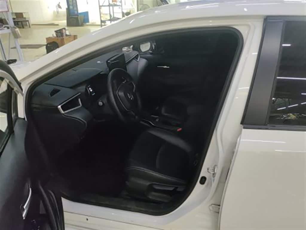 Toyota Corolla 1.2 л 2022 г. Белый, пробег 29800 км