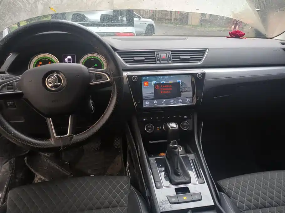 Skoda Superb — миниатюра 12