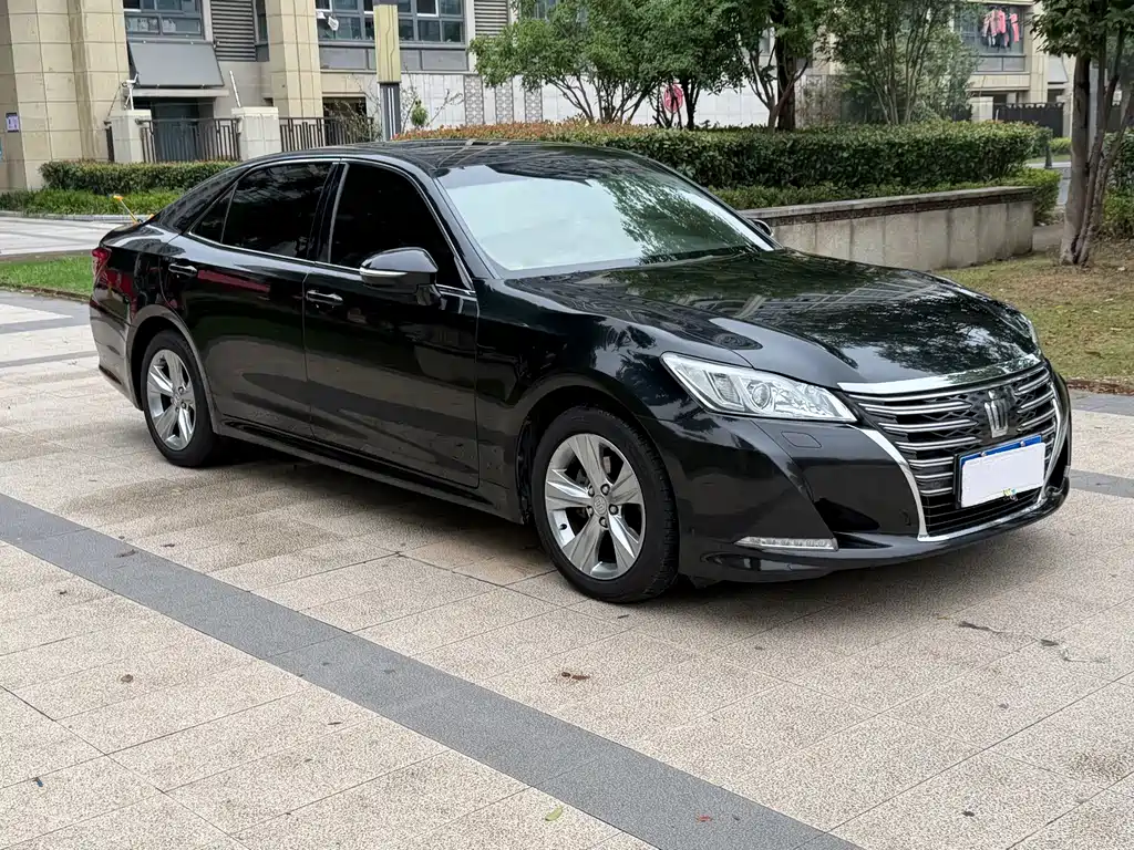 Toyota Crown — миниатюра 3