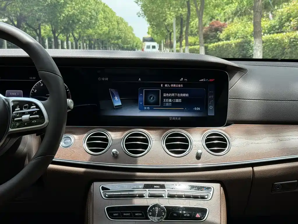 Mercedes-Benz E-Class — миниатюра 11