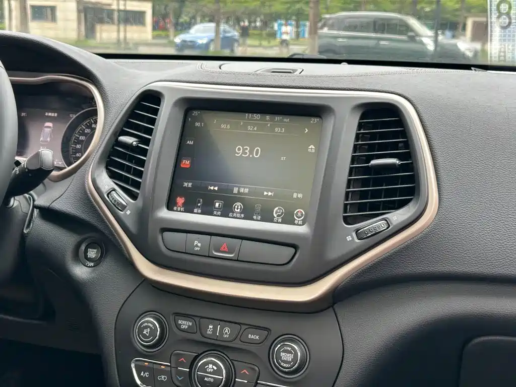 Jeep Cherokee — миниатюра 12