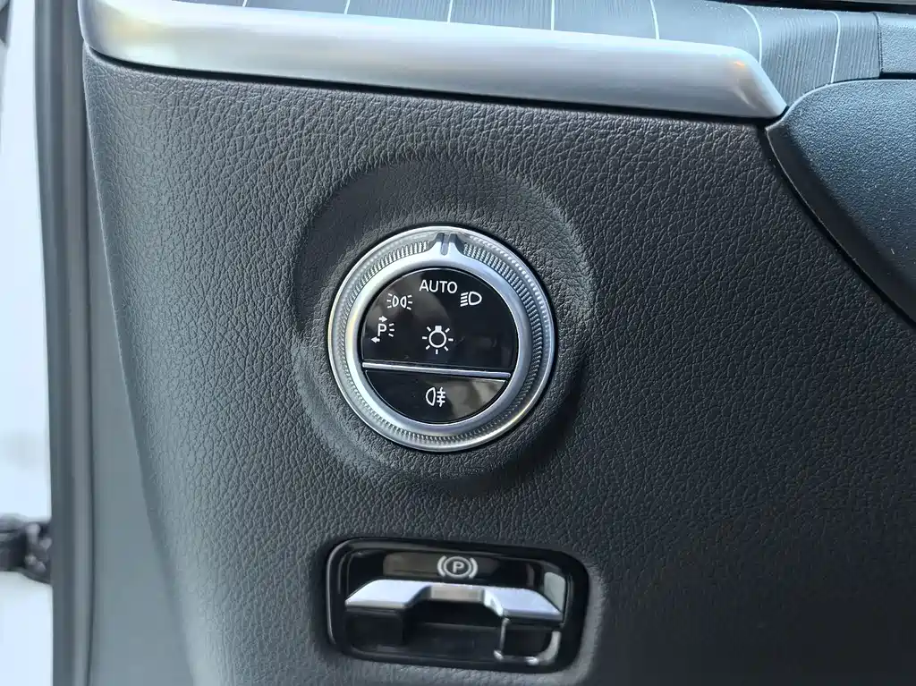 Mercedes-Benz C-Class — миниатюра 12