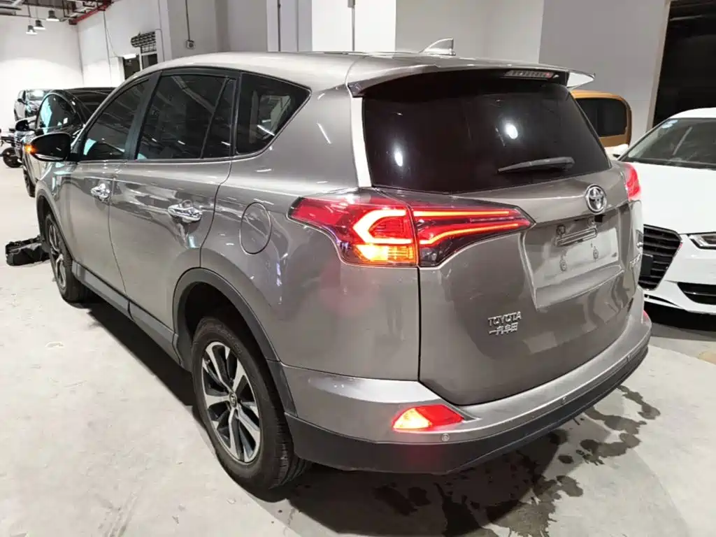 Toyota RAV4 — миниатюра 5