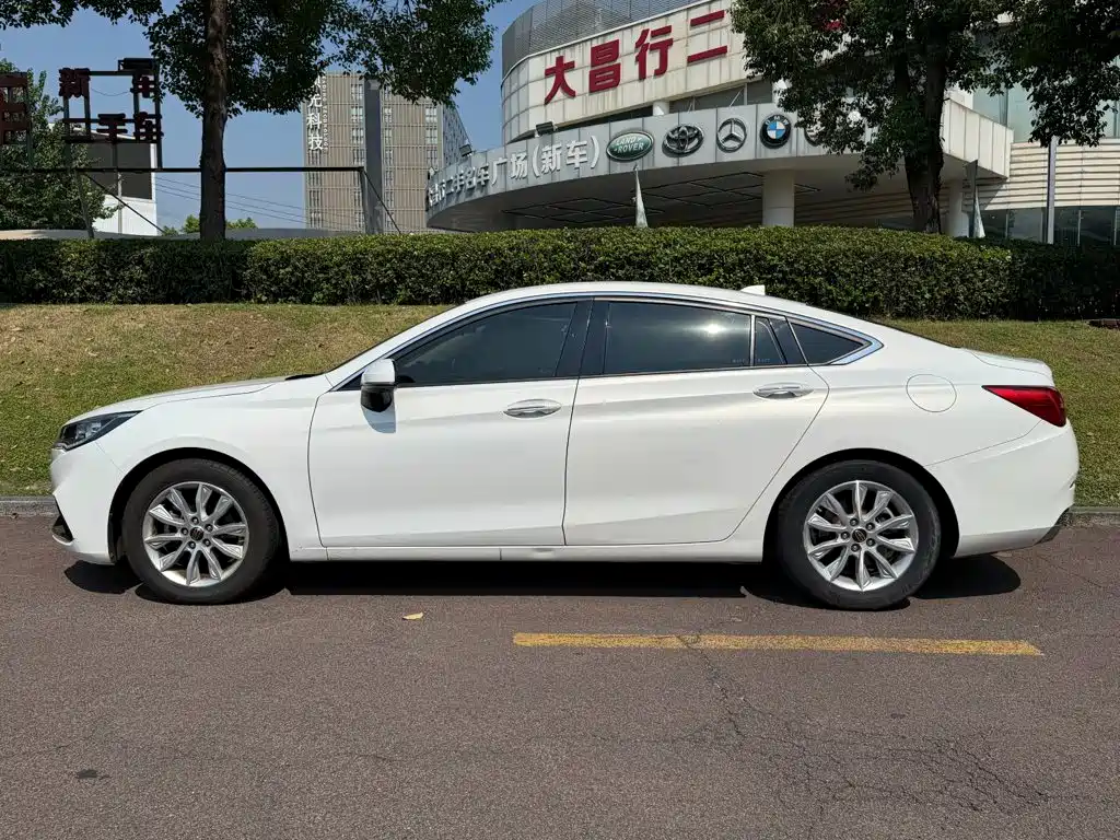 Hongqi Hongqi H5 — миниатюра 3