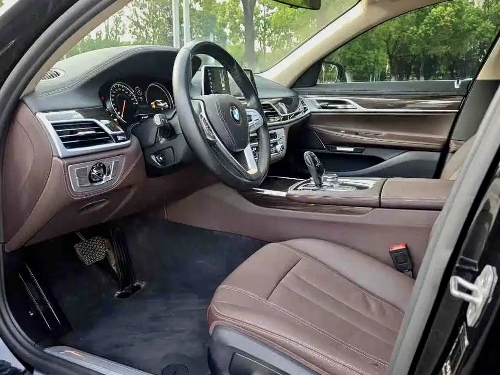 BMW 7 Series — миниатюра 6