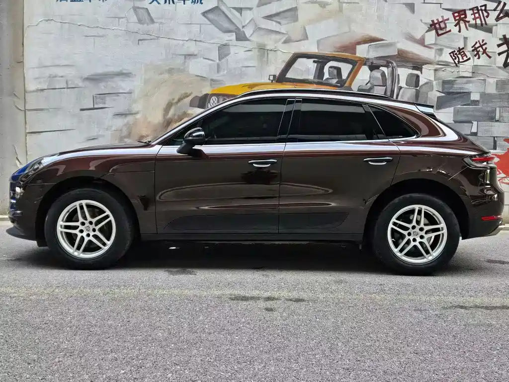 PORSCHE MACAN